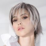 Perruque Fame Soft | Metallic Grey Rooted
