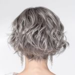 Perruque Romance Deluxe | Metallic grey Rooted
